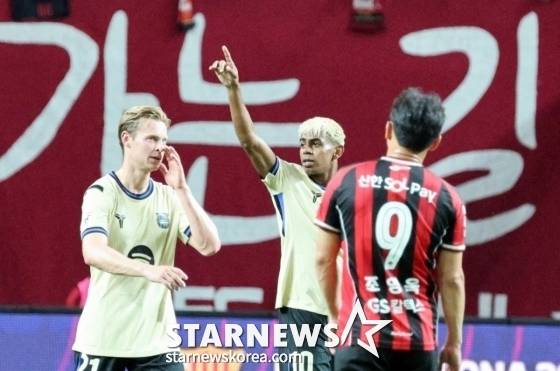 라민 야말(가운데)이 지난 7월 31일 서울월드컵경기장에서 열린 바르셀로나 대 FC서울의 '2025 아시아 투어 에디션 바르셀로나' 친선전에서 골 세리머니를 하고 있다. /사진=강영조 선임 기자