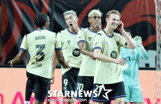 기뻐하는 바르셀로나 선수들. /사진=강영조 선임 기자