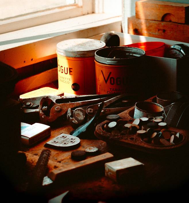 구두 수선소 건물에 들어서면 복원된 작업대와 장비, 빈티지 가죽 소품과 재료 등을 볼 수 있다