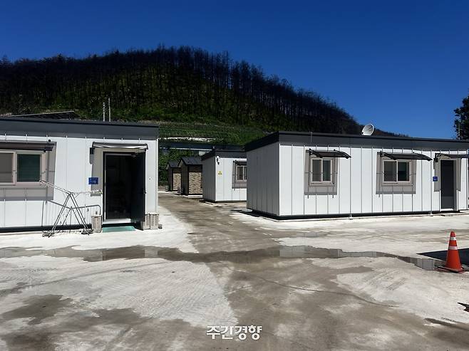경북 영양군 석보면 답곡2리에 설치된 산불피해 이재민을 위한 임시조립주택 단지를 지난 7월 25일 찾았다. 윤지원 기자