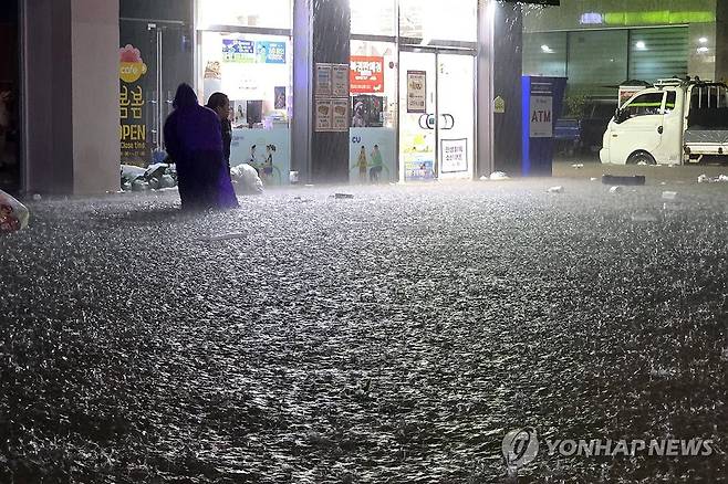 극한호우 쏟아진 광주 북구 도심 (광주=연합뉴스) 무안군을 중심으로 광주·전남 곳곳에 극한호우가 쏟아진 3일 오후 광주 북구 운암동 거리가 침수됐다. 2025.8.3 [독자 제공. 재판매 및 DB 금지] hs@yna.co.kr