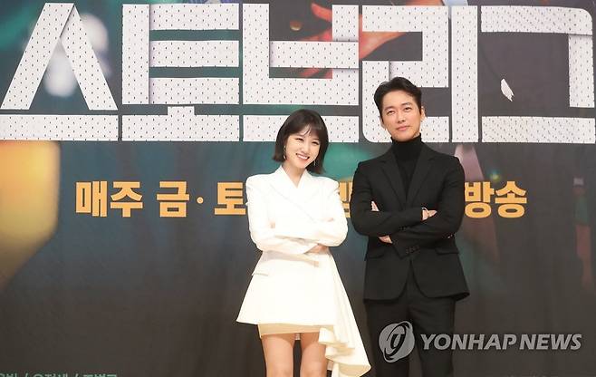 남궁민-박은빈, 기대감 부르는 조합 (서울=연합뉴스) 류효림 기자 = 배우 남궁민(오른쪽)과 박은빈이 13일 오후 서울 양천구 목동 SBS사옥에서 열린 SBS 새 금토드라마 '스토브리그' 제작발표회에서 포즈를 취하고 있다. 2019.12.13 ryousanta@yna.co.kr