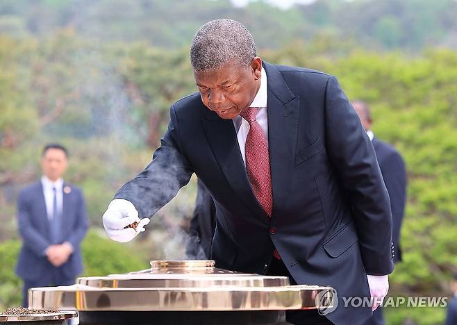 2024년 방한 중 현충원 찾은 주앙 로렌수 앙골라 대통령 [연합뉴스 자료사진]