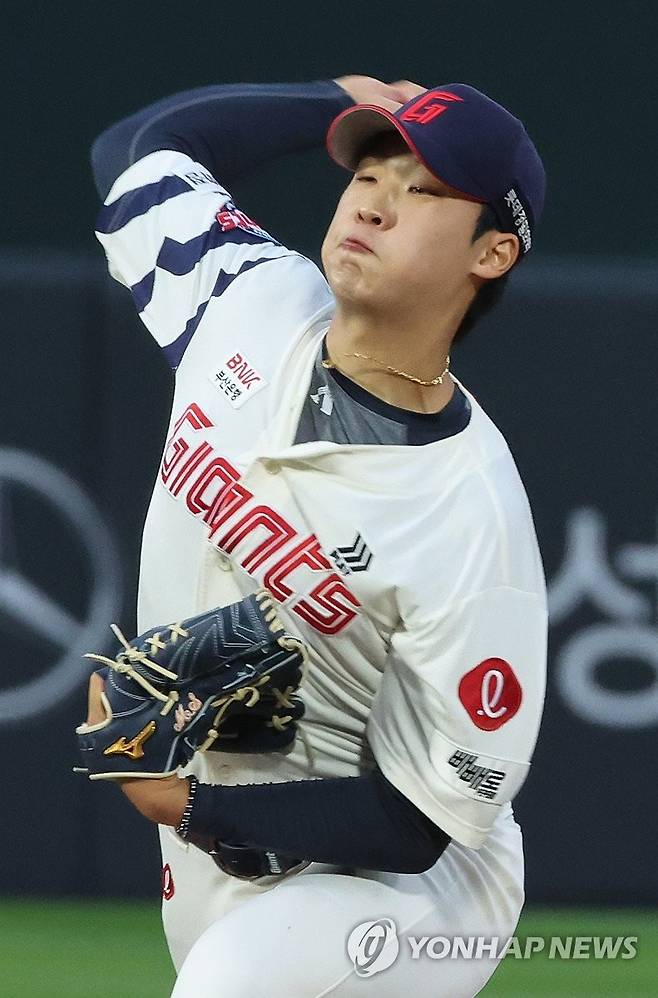 투구하는 롯데 선발 이민석 (부산=연합뉴스) 강선배 기자 = 22일 부산 사직야구장에서 열린 프로야구 LG 트윈스와 롯데 자이언츠의 경기. 1회 초 롯데 선발투수 이민석이 투구하고 있다. 2025.5.22 sbkang@yna.co.kr