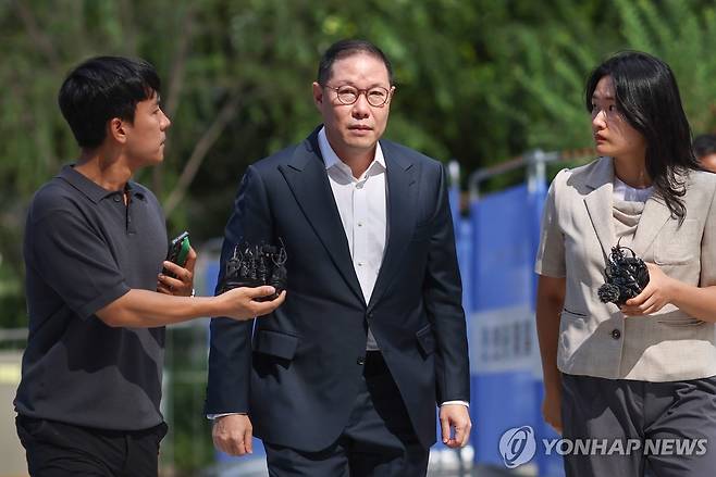 특검 출석하는 조현상 HS효성 부회장 (서울=연합뉴스) 윤동진 기자 = 조현상 HS효성 부회장이 4일 서울 종로구 KT광화문빌딩 웨스트에 위치한 민중기 특별검사팀에 출석하고 있다. 2025.8.4 mon@yna.co.kr