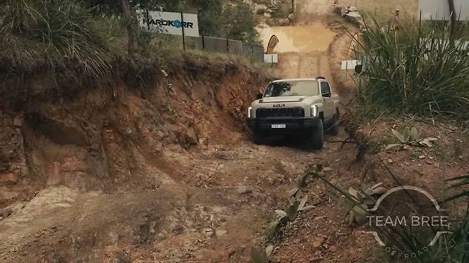 언덕을 등반하는 기아 타스만 [유튜브 채널 '팀 브리 오프로드' 영상 캡처. 재판매 및 DB 금지]