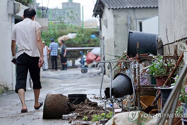 널브러진 화분 (광주=연합뉴스) 김혜인 기자 = 17일만에 극한호우가 다시 내린 4일 광주 북구 신안동 한 골목에서 비바람에 넘어진 화분들이 널브러져있다. 2025.8.4 in@yna.co.kr