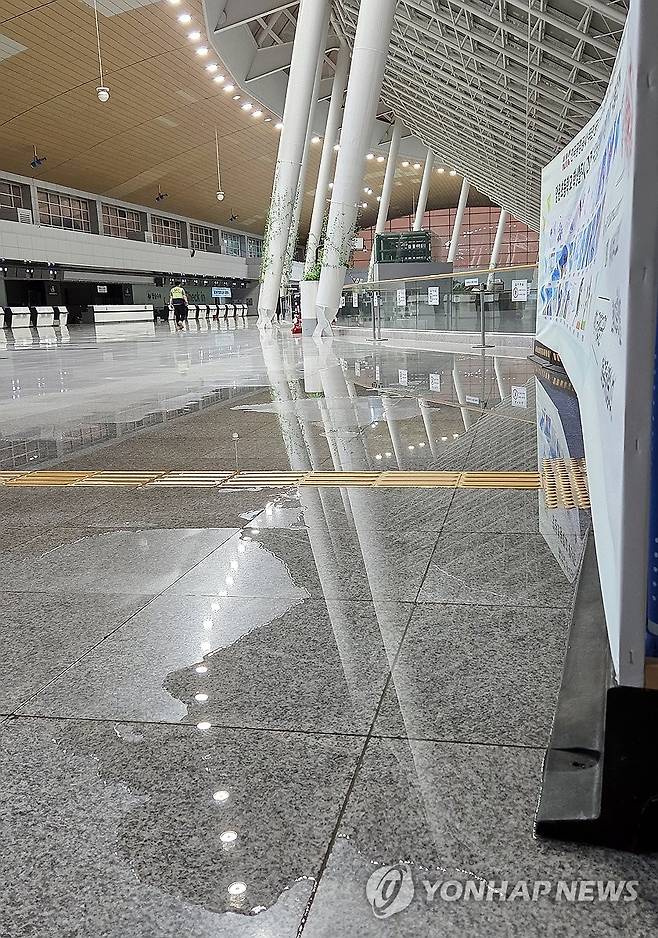 침수 피해 발생한 무안국제공항 (광주=연합뉴스) 호우 특보가 발효된 3일 오후 전남 무안국제공항에서 빗물이 흘러 들어오고 있다. 2025.8.3 [12·29 무안공항 제주항공 여객기참사 유가족 협의회 제공. 재판매 및 DB 금지] daum@yna.co.kr