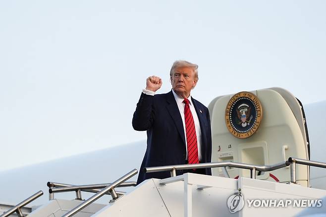 에어포스원에 탑승하는 도널드 트럼프 미국 대통령 (알렌타운[미 펜실베이니아주]AP=연합뉴스) 도널드 트럼프 미국 대통령이 3일(현지시간) 워싱턴DC 복귀를 위해 대통령 전용기 에어포스원에 탑승하고 있다. 2025.8.3 photo@yna.co.kr