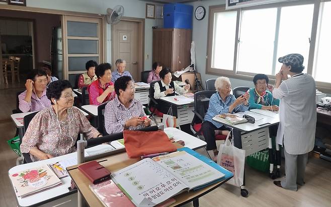 문해교육 마을학교에서 공부 중인 서산 어르신들 [서산시 제공. 재판매 및 DB 금지]
