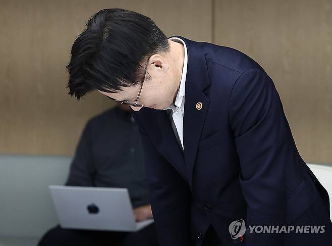감사 인사 하는 김정관 산업통상자원부 장관 (서울=연합뉴스) 김성민 기자 = 김정관 산업통상자원부 장관이 4일 서울 중구 대한상공회의소에서 열린 '대미 통상 전략 라운드 테이블'에서 모두발언 도중 자리에서 일어나 관세 협상 관련 감사 인사를 하고 있다. 2025.8.4 ksm7976@yna.co.kr