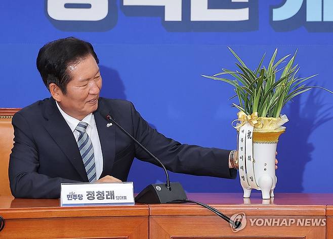 대통령 축하 난 보는 정청래 신임 대표 (서울=연합뉴스) 류영석 기자 = 더불어민주당 정청래 신임 대표가 4일 국회 당대표실에서 우상호 대통령실 정무수석으로부터 받은 이재명 대통령의 취임 축하 난을 보고 있다. 2025.8.4 ondol@yna.co.kr
