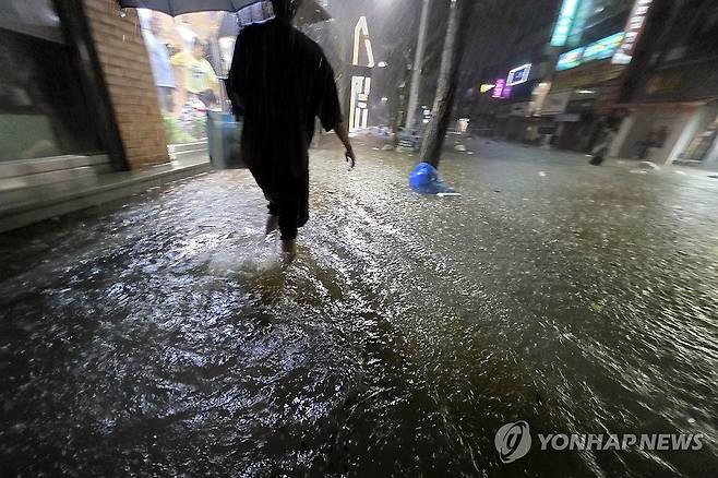 무안군을 중심으로 광주·전남 곳곳에 극한호우가 쏟아진 3일 오후 광주 북구 운암동 도심에서 한 시민이 침수된 거리를 이동하고 있다. 2025.8.3 [독자 제공. 재판매 및 DB 금지]