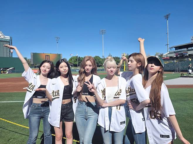 애슬레틱스 유니폼 입은 엔믹스 [JYP엔터테인먼트 제공. 재판매 및 DB 금지]