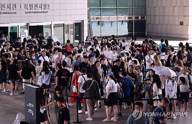 지난달 국립중앙박물관 관람객 70만명 육박 (서울=연합뉴스) 윤동진 기자 = 1일 서울 국립중앙박물관을 찾은 시민들이 입장을 위해 줄을 서 있다. 이날 국립중앙박물관에 따르면 올해 7월 1일부터 30일까지 국립중앙박물관을 찾은 관람객 수는 총 69만4천552명이다. 지난해 같은 기간 관람객(33만8천868명)의 배를 넘는 수치다. 2025.8.1 mon@yna.co.kr