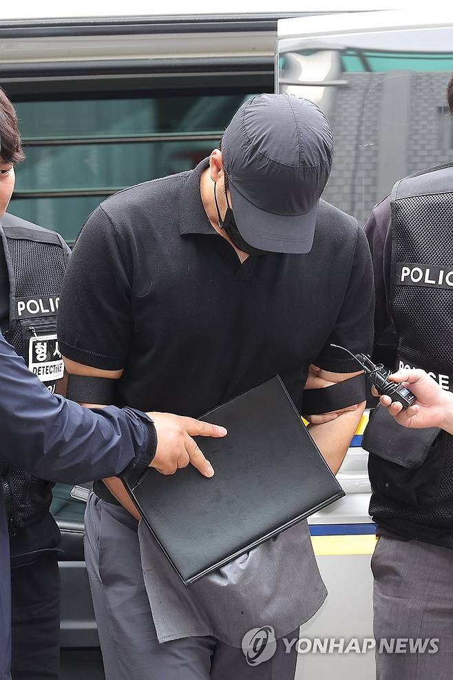 고개 숙인 '고객 강도' 농협 직원 (의정부=연합뉴스) 임병식 기자 = 30일 오전 경기도 의정부시 가능동 의정부지방법원에서 강도상해 혐의로 구속영장이 청구된 30대 농협 직원 A씨가 구속 전 피의자 심문을 위해 법정으로 이동하고 있다. 
    A씨는 지난 28일 새벽 경기도 포천시에서 자신이 근무하는 농협 지점의 고객인 80대 부부의 아파트에 침입해 부부를 흉기로 위협하고 금품을 빼앗아 달아난 혐의를 받고 있다. 2025.7.30 andphotodo@yna.co.kr