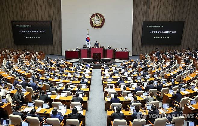 방송법 상정하는 우원식 의장 (서울=연합뉴스) 류영석 기자 = 우원식 국회의장이 4일 국회 본회의에서 '방송3법(방송법·방송문화진흥회법·한국교육방송공사법 개정안)' 중 방송법 일부개정법률안을 상정하고 있다. 2025.8.4 ondol@yna.co.kr