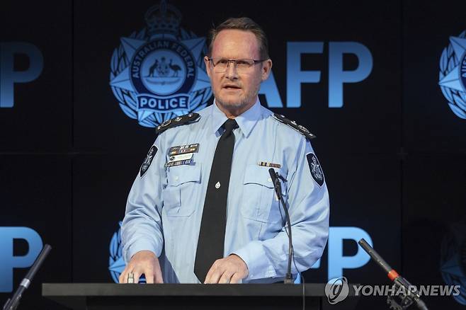 호주경찰, 中 지시로 현지인 감시 중국인 여성 체포 (캔버라 AP=연합뉴스) 4일(현지시간) 호주 캔버라에서 중국 당국의 지시로 현지 불교 단체를 감시하던 중국인 여성이 외국 내정 간섭 혐의로 체포됐다고 호주 경찰 간부가 발표하는 모습. 2025.08.04