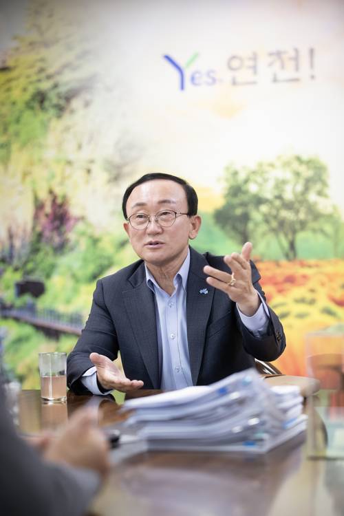김덕현 연천군수는 “인공지능(AI) 등 4차 산업 시대 흐름에 발맞춰 자족도시로 도약하기 위한 지역 발전에 속도를 내겠다”고 밝혔다. /연천군 제공