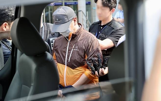 ▲ 30일 인천 남동구 논현경찰서에서 사제 총기로 아들을 살해한 60대 남성 A씨가 검찰로 송치되고 있다. /이호윤 기자 256@incheonilbo.com