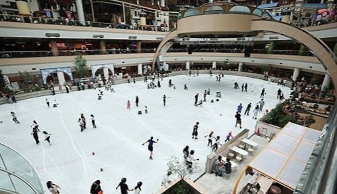 ▲ 무더운 날씨가 이어진 지난 3일 서울 송파구 롯데월드 아이스링크에서 시민들이 스케이트를 타고 있다. /연합뉴스