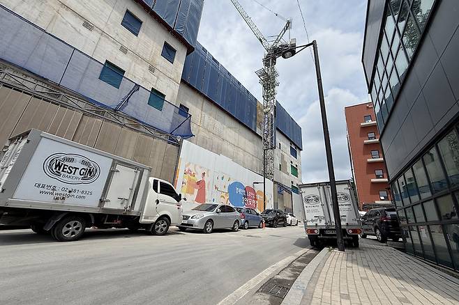 ▲ 고양시 덕양구 오금동 '삼송 IT 플랫폼센터' 공사 현장 앞 초고압선이 매설된 도로. /인천일보DB