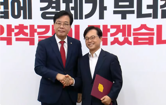 ▲ 국민의힘 윤용근(오른쪽) 성남시중원구 당협위원장이 4일 송언석 비대위원장 겸 원내대표에게 '사법정의 수호 및 독재 저지 특별위원회' 위원 임명장을 받고 기념사진을 찍고 있다. /사진제공=국민의힘 성남중원 당협위원회