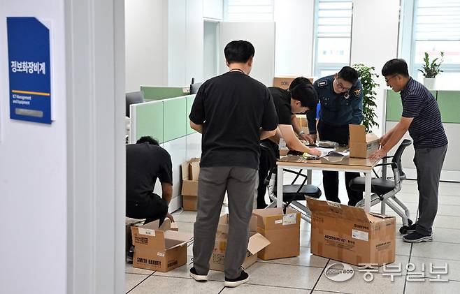 수원팔달경찰서 개청을 하루 앞둔 4일 오전 수원시 팔달구 수원팔달경찰서에서 관계자들이 개청준비로 분주히 움직이고 있다. 김경민기자