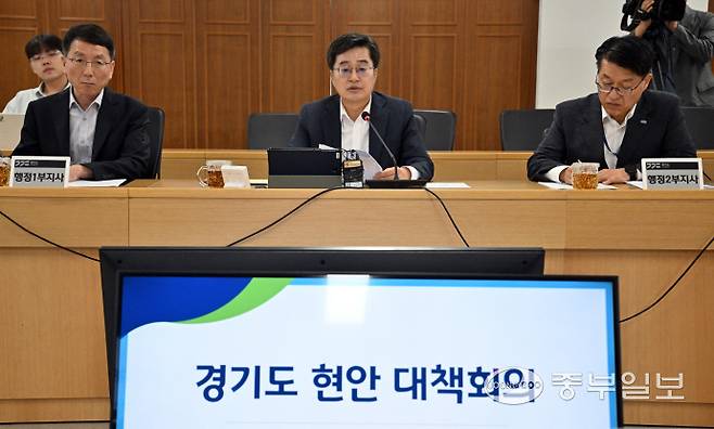 김동연 경기도지사가 5일 오전 수원시 영통구 경기도청 4층 율곡홀에서 경기도 현안 대책회의를 주재하고 호우피해 복구, 미군반환공여지 활용방안, 한미관세 후속지원 등에 관한 모두발언을 하고 있다. 김경민기자