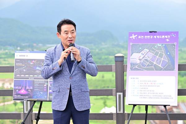 백영현 포천시장이 한탄강 사업현장에서 사업설명을 하고 있다.