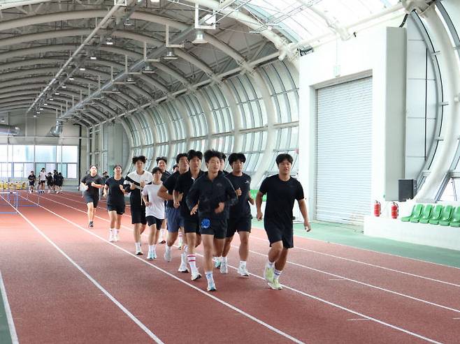 보은군에 올7월까지 2만4000여명의 운동선수들이 전지훈련을 다녀갔다. 사진은 보은 실내육상연습장에서 선수들이 훈련하는 모습