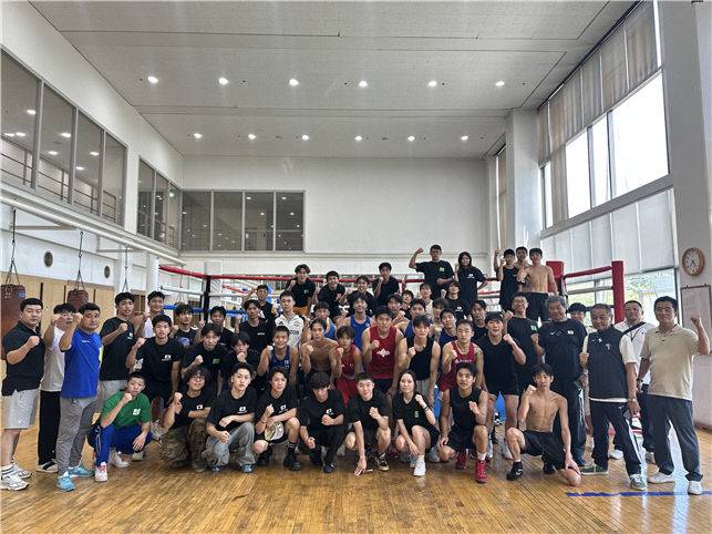 대전시 복싱선수단과 일본 센슈대학교 선수단이 함께 기념 촬영을 하고 있다.(사진=대전시체육회 제공)