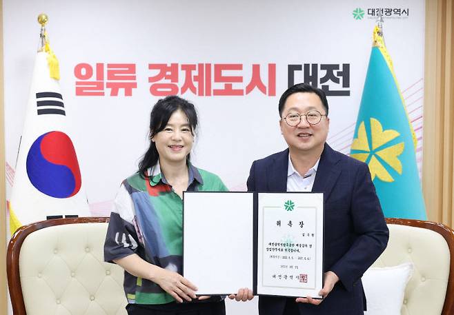 대전시립무용단 신임 예술감독 겸 상임안무자로 김수현(63) 씨가 5일 위촉됐다. 사진은 위촉 후 기념촬영 모습. 사진제공은 대전시