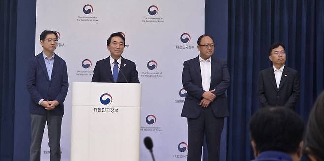 이날 긴급 기자회견을 통해 '대통령 세종 집무실'의 신속 과제 추진을 설명하고 있는 박수현 위원장. 사진=이희택 기자.