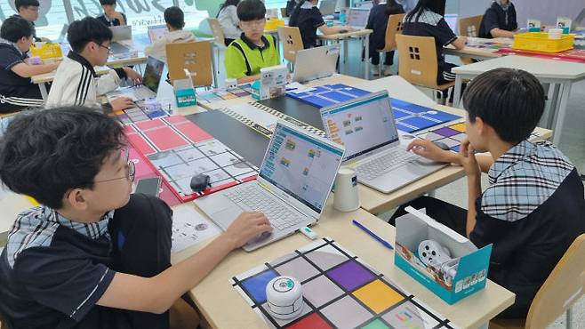 교과 연계 배움 돋음 수업 활동 중인 대전대화중 학생들. 대전대화중 제공