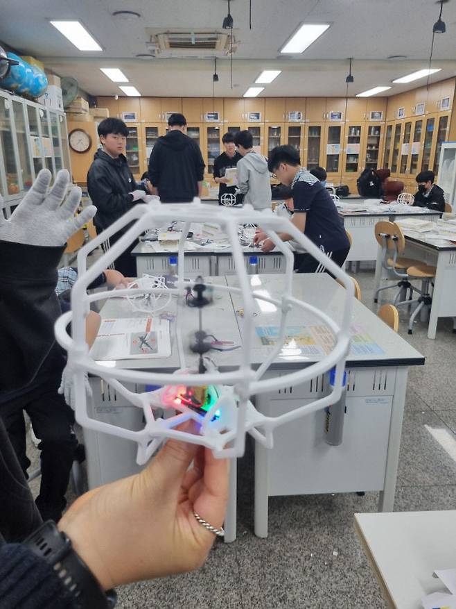 항공우주과학교실 드론 만들기 활동.