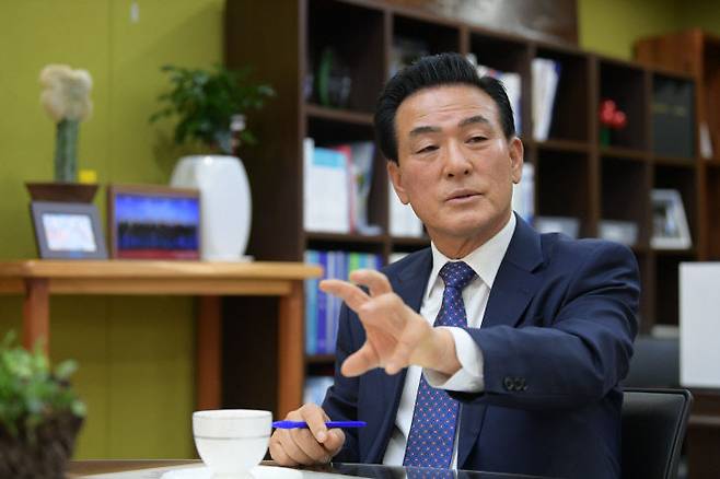 백성현 논산시장이 취임 이후 3년간 이뤄낸 주요성과와 향후 논산발전 비전을 밝히고 있다.
