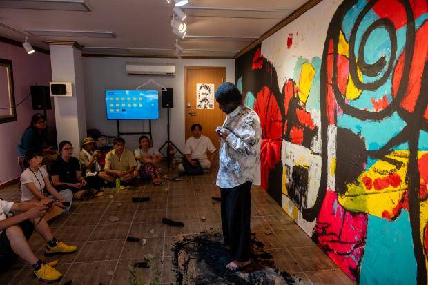 빈집 프로젝트 일환으로 열린 작가 임택준의 ‘니체와의 대화’ 전시 퍼포먼스 장면. <남궁윤 예술총감독 제공>