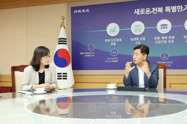 5일 김관영 전북특별자도지사가 도청 회의실에서 김호은 전북지방환경청장과 면담을 갖고 완주군 봉동읍 폐기물 소각시설 설치에 대해 주민 의견 등을 종합적으로 고려하는 신중한 검토를 당부하고 있다./사진=전북도.
