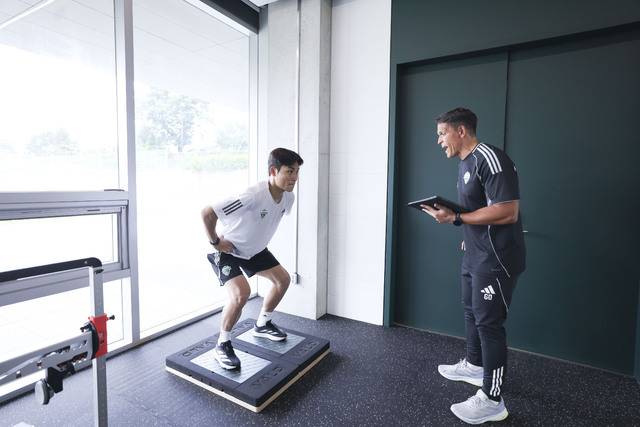 전북현대모터스FC 주장 박진섭이 클럽하우스에 들인 하이 퍼포먼스 테스팅 랩—점프 테스팅을 받고 있다. 전북현대 제공