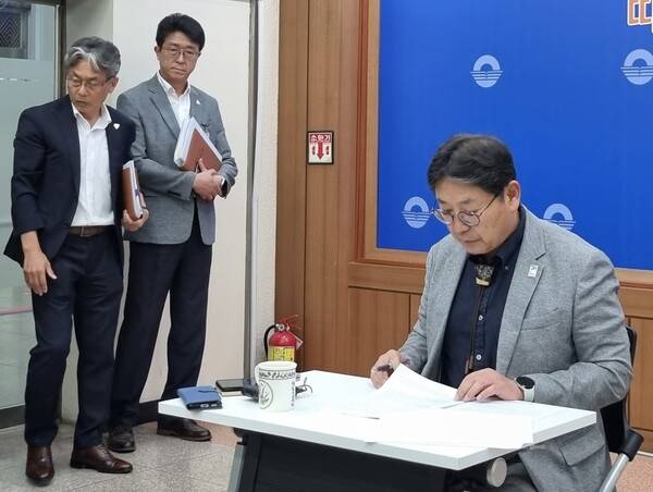 홍태용 김해시장은 5일 오전 김해시청 프레스센터에서 기자 좌담회를 열어 김정호(더불어민주당, 김해시 을) 국회의원이 풍유물류단지 개발계획과 관련해 공개 질의한 내용을 일괄 답변했다. /이수경 기자