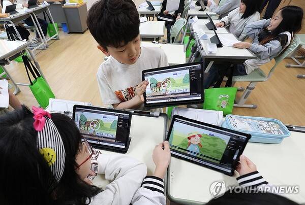 대구 달성군 가창면 용계초등학교에서 열린 인공지능 디지털교과서 공개수업에서 초등생들이 AI 교과서로 공부하는 모습. /연합뉴스