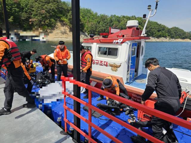 지난 5월 19일 수난구조대와 119구조대원들이 안동댐에서 수중 인양한 시신을 수습하고 있다. 독자 제공.