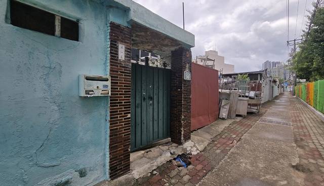 대구 북구 칠성동 일원 빈집에 적재물이 쌓여 있다. 김진홍 기자