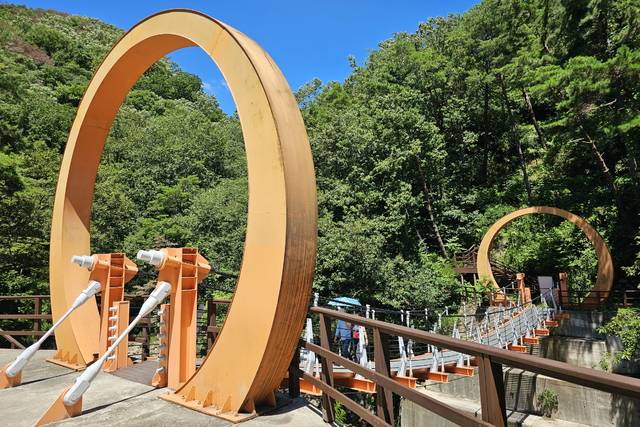 경주 양남면의 상계폭포 앞에 조성된 구름다리. 경주시 제공