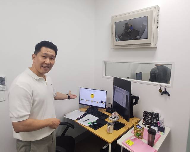 한국뇌연구원 정민영 박사가 지난 1일 뇌발달영상 연구실에서 아동·청소년 대상 뇌발달 연구 과정에 대해 설명하고 있다. 김명규 기자