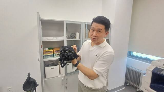 한국뇌연구원 정민영 박사가 뇌파측정 기기와 활용법에 대해 설명하고 있다. 김명규 기자