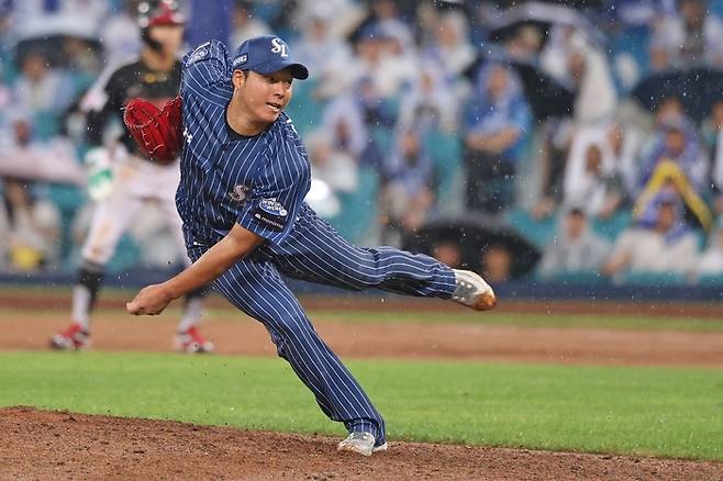 지난 3일 대구 삼성라이온즈파크에서 열린 '2025 신한 SOL 뱅크 KBO리그' 삼성 라이온즈와 LG 트윈스 경기에서 이재익이 마운드에 올라왔다. <삼성 라이온즈 제공>