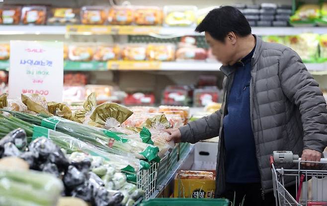 서울 시내 한 대형 식자재 마트에서 한 시민이 물건을 고르고 있다.(사진=뉴스1)