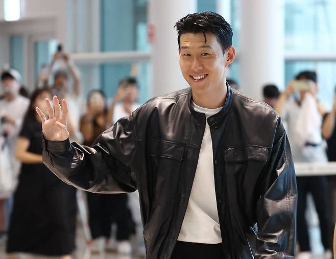 토트넘과의 결별 소식을 전한 손흥민이 5일 인천 영종도 인천국제공항 2터미널 출국장으로 향하며 손을 흔들고 있다. 손흥민은 미국프로축구(MLS) 로스앤젤레스FC(LAFC) 입단이 유력한 것으로 알려졌다. 사진=연합뉴스